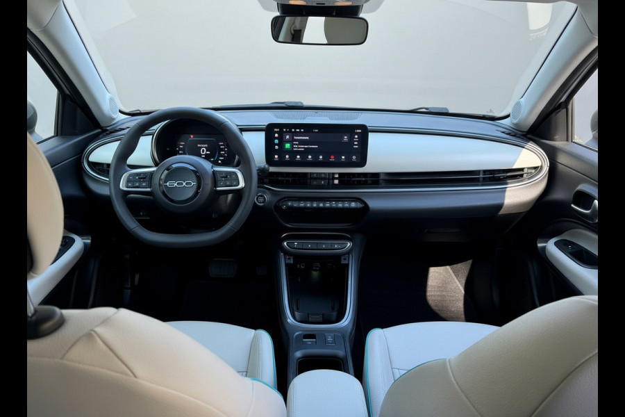 Fiat 600E La Prima 54 kWh, achteruitrijcamera,lederen interieur, stoelverwarming, 9360 km, 1 e eigenaar