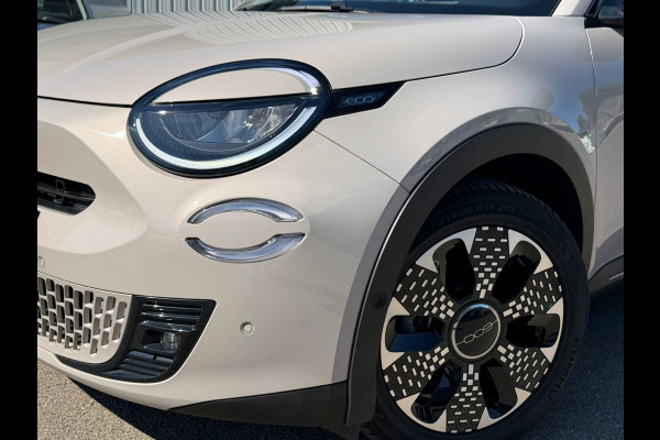 Fiat 600E La Prima 54 kWh, achteruitrijcamera,lederen interieur, stoelverwarming, 9360 km, 1 e eigenaar