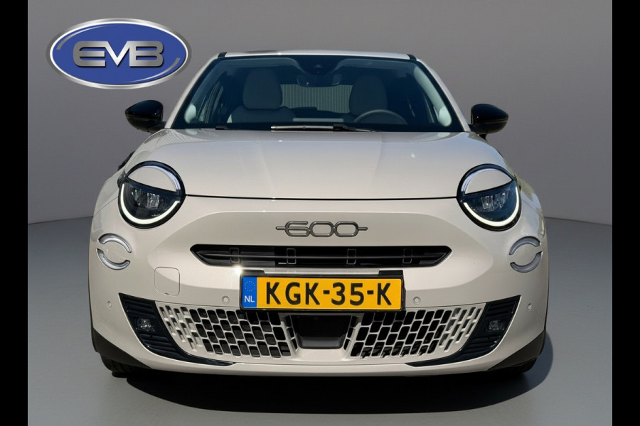 Fiat 600E La Prima 54 kWh, achteruitrijcamera,lederen interieur, stoelverwarming, 9360 km, 1 e eigenaar