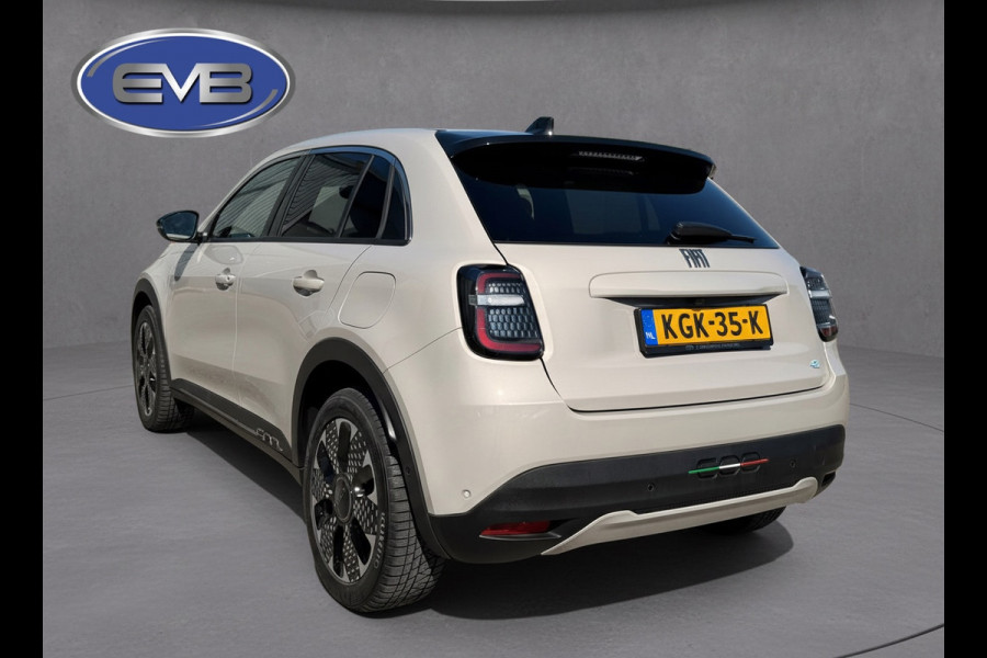 Fiat 600E La Prima 54 kWh, achteruitrijcamera,lederen interieur, stoelverwarming, 9360 km, 1 e eigenaar