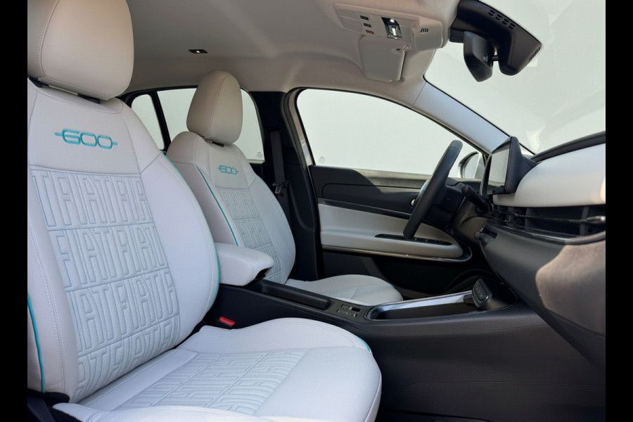 Fiat 600E La Prima 54 kWh, achteruitrijcamera,lederen interieur, stoelverwarming, 9360 km, 1 e eigenaar
