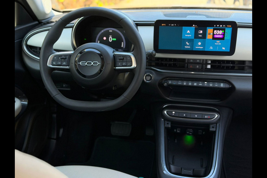 Fiat 600E La Prima 54 kWh, achteruitrijcamera,lederen interieur, stoelverwarming, 9360 km, 1 e eigenaar