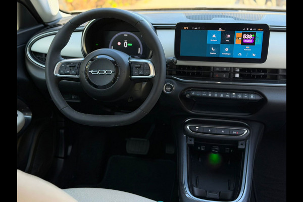 Fiat 600E La Prima 54 kWh, achteruitrijcamera,lederen interieur, stoelverwarming, 9360 km, 1 e eigenaar