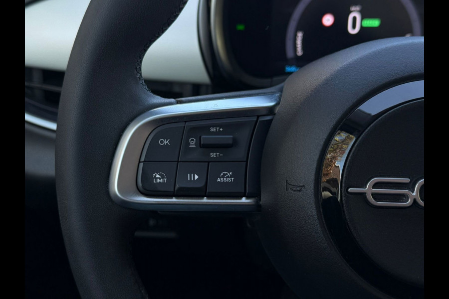 Fiat 600E La Prima 54 kWh, achteruitrijcamera,lederen interieur, stoelverwarming, 9360 km, 1 e eigenaar