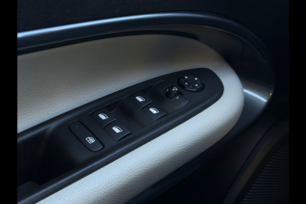 Fiat 600E La Prima 54 kWh, achteruitrijcamera,lederen interieur, stoelverwarming, 9360 km, 1 e eigenaar