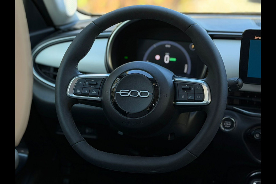 Fiat 600E La Prima 54 kWh, achteruitrijcamera,lederen interieur, stoelverwarming, 9360 km, 1 e eigenaar