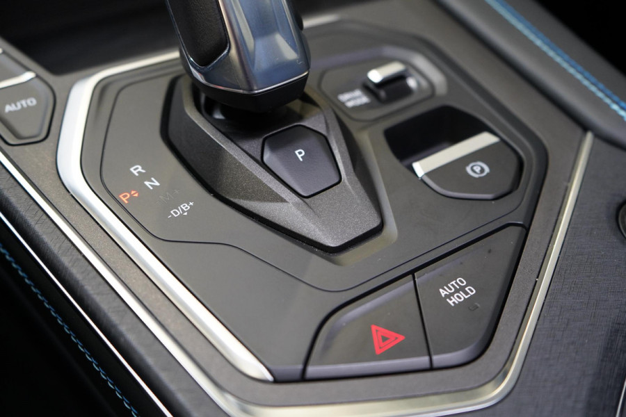 Lynk & Co 01 1.5 | Zwart optiek | Panoramadak | Navigatie | Memory | Apple CarPlay