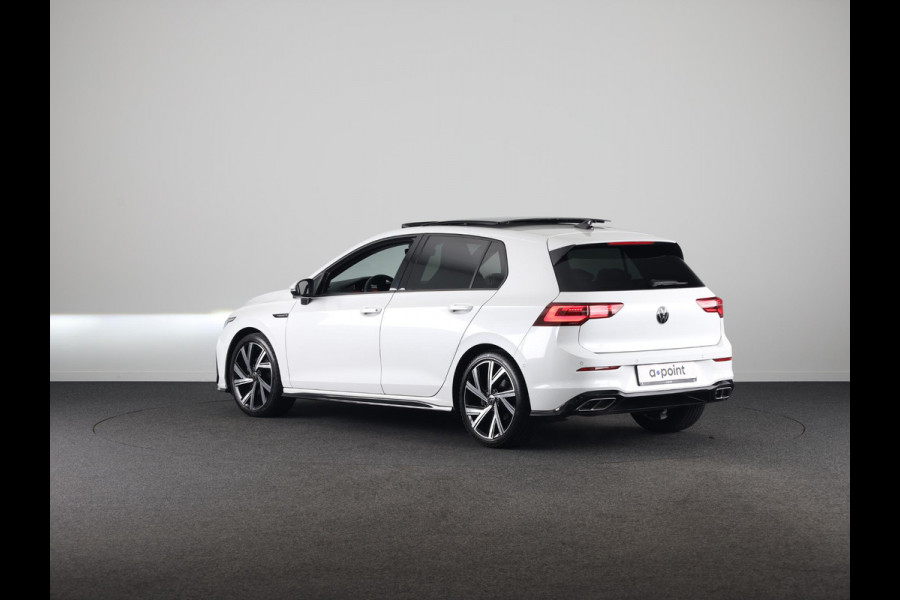 Volkswagen Golf 1.5 eTSI R-Line 150 pk Automaat (DSG) | Navigatie | Panoramadak | Parkeersensoren (Park assist) | Achteruitrijcamera | Stoelverwarming | R-Line |