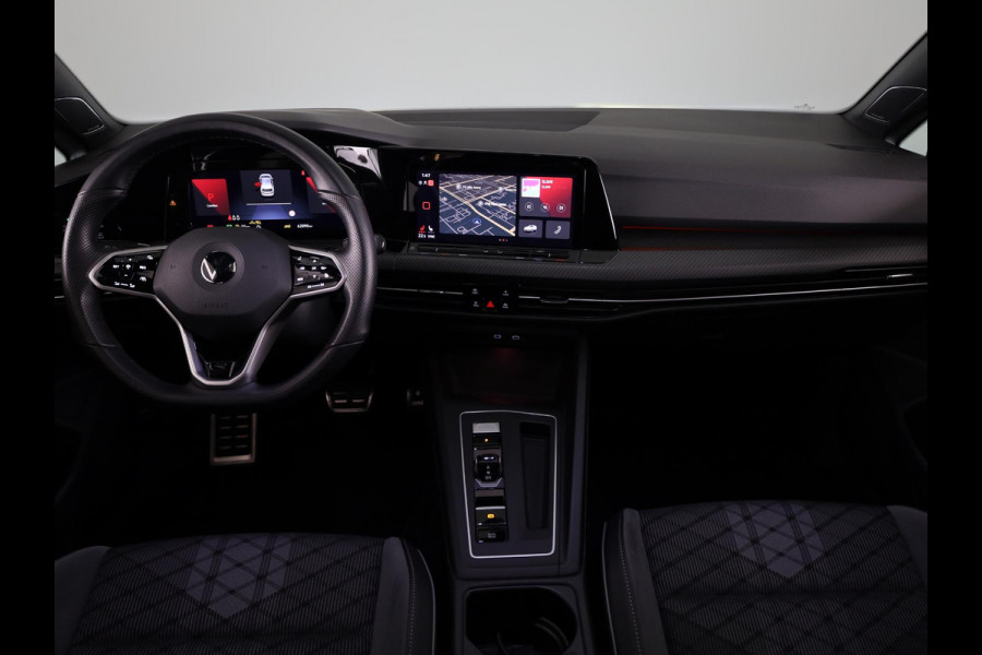 Volkswagen Golf 1.5 eTSI R-Line 150 pk Automaat (DSG) | Navigatie | Panoramadak | Parkeersensoren (Park assist) | Achteruitrijcamera | Stoelverwarming | R-Line |