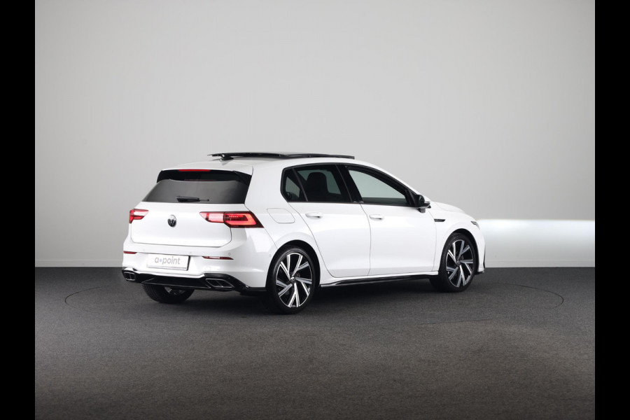 Volkswagen Golf 1.5 eTSI R-Line 150 pk Automaat (DSG) | Navigatie | Panoramadak | Parkeersensoren (Park assist) | Achteruitrijcamera | Stoelverwarming | R-Line |
