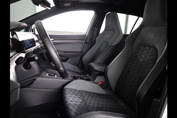 Volkswagen Golf 1.5 eTSI R-Line 150 pk Automaat (DSG) | Navigatie | Panoramadak | Parkeersensoren (Park assist) | Achteruitrijcamera | Stoelverwarming | R-Line |