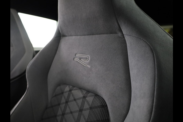 Volkswagen Golf 1.5 eTSI R-Line 150 pk Automaat (DSG) | Navigatie | Panoramadak | Parkeersensoren (Park assist) | Achteruitrijcamera | Stoelverwarming | R-Line |