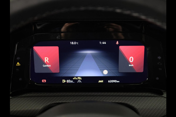Volkswagen Golf 1.5 eTSI R-Line 150 pk Automaat (DSG) | Navigatie | Panoramadak | Parkeersensoren (Park assist) | Achteruitrijcamera | Stoelverwarming | R-Line |