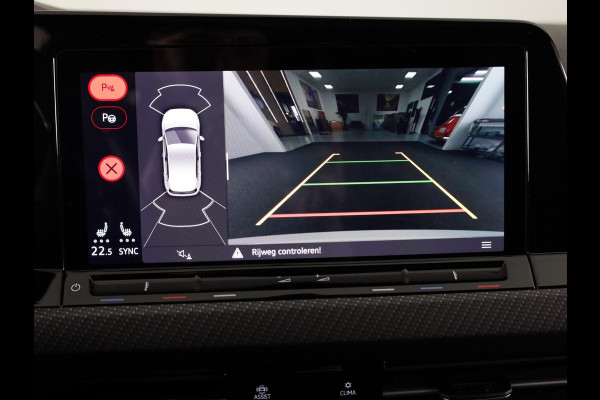 Volkswagen Golf 1.5 eTSI R-Line 150 pk Automaat (DSG) | Navigatie | Panoramadak | Parkeersensoren (Park assist) | Achteruitrijcamera | Stoelverwarming | R-Line |