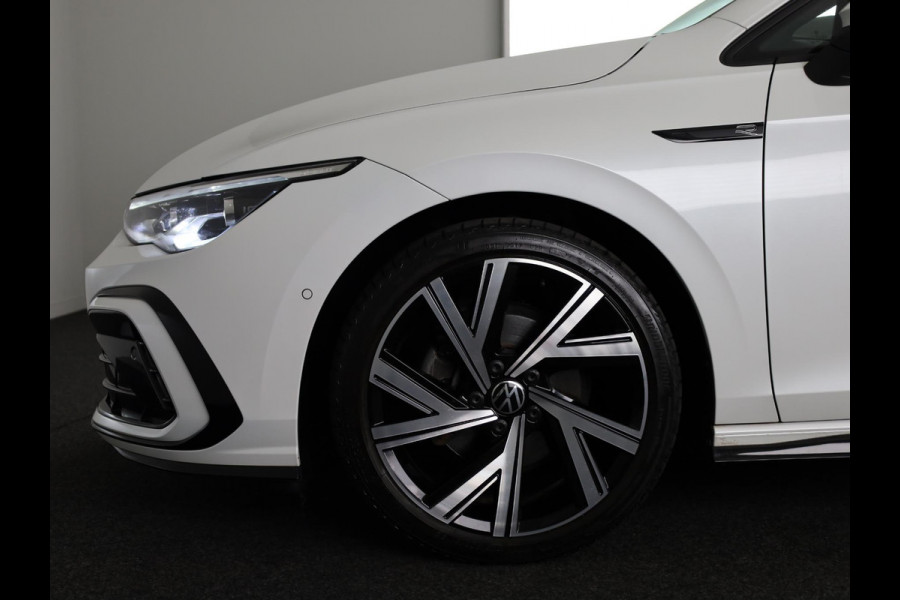 Volkswagen Golf 1.5 eTSI R-Line 150 pk Automaat (DSG) | Navigatie | Panoramadak | Parkeersensoren (Park assist) | Achteruitrijcamera | Stoelverwarming | R-Line |