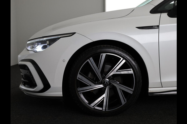 Volkswagen Golf 1.5 eTSI R-Line 150 pk Automaat (DSG) | Navigatie | Panoramadak | Parkeersensoren (Park assist) | Achteruitrijcamera | Stoelverwarming | R-Line |