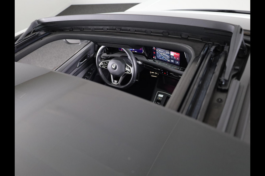 Volkswagen Golf 1.5 eTSI R-Line 150 pk Automaat (DSG) | Navigatie | Panoramadak | Parkeersensoren (Park assist) | Achteruitrijcamera | Stoelverwarming | R-Line |