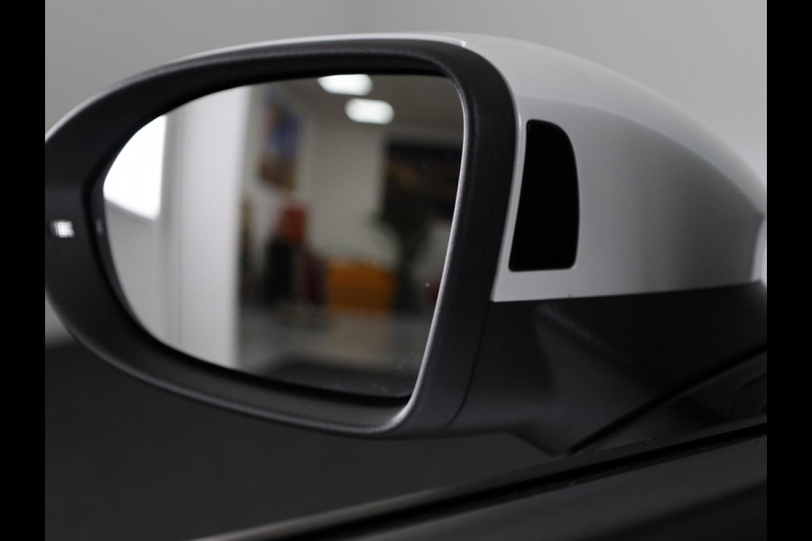 Volkswagen Golf 1.5 eTSI R-Line 150 pk Automaat (DSG) | Navigatie | Panoramadak | Parkeersensoren (Park assist) | Achteruitrijcamera | Stoelverwarming | R-Line |