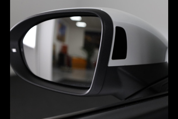 Volkswagen Golf 1.5 eTSI R-Line 150 pk Automaat (DSG) | Navigatie | Panoramadak | Parkeersensoren (Park assist) | Achteruitrijcamera | Stoelverwarming | R-Line |