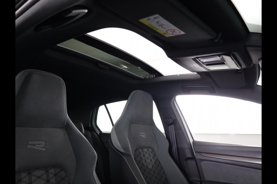 Volkswagen Golf 1.5 eTSI R-Line 150 pk Automaat (DSG) | Navigatie | Panoramadak | Parkeersensoren (Park assist) | Achteruitrijcamera | Stoelverwarming | R-Line |