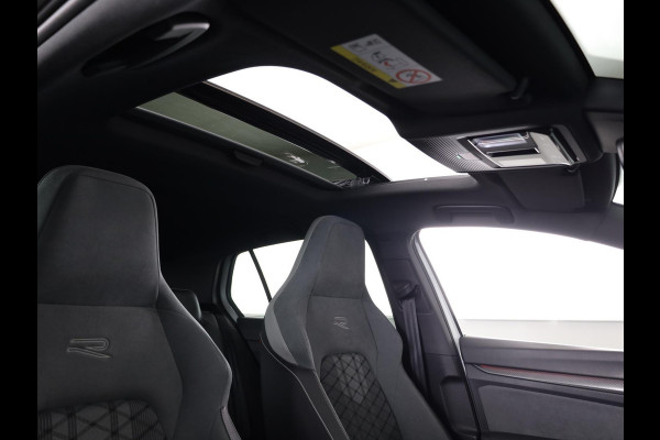 Volkswagen Golf 1.5 eTSI R-Line 150 pk Automaat (DSG) | Navigatie | Panoramadak | Parkeersensoren (Park assist) | Achteruitrijcamera | Stoelverwarming | R-Line |