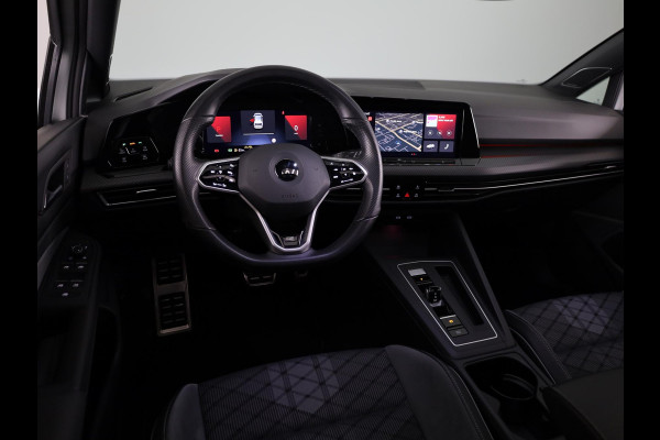 Volkswagen Golf 1.5 eTSI R-Line 150 pk Automaat (DSG) | Navigatie | Panoramadak | Parkeersensoren (Park assist) | Achteruitrijcamera | Stoelverwarming | R-Line |