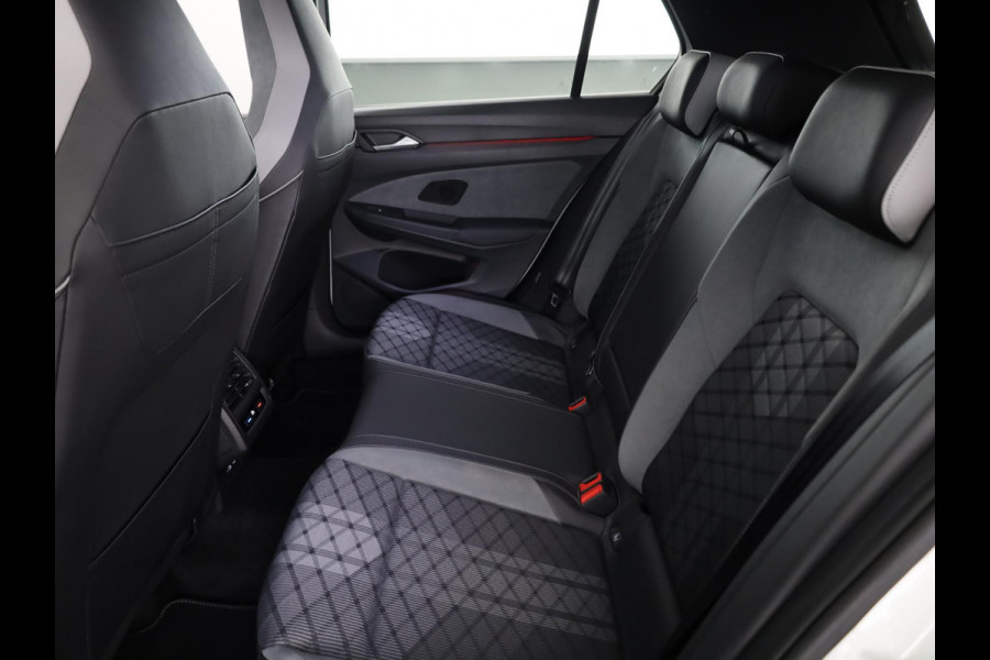 Volkswagen Golf 1.5 eTSI R-Line 150 pk Automaat (DSG) | Navigatie | Panoramadak | Parkeersensoren (Park assist) | Achteruitrijcamera | Stoelverwarming | R-Line |