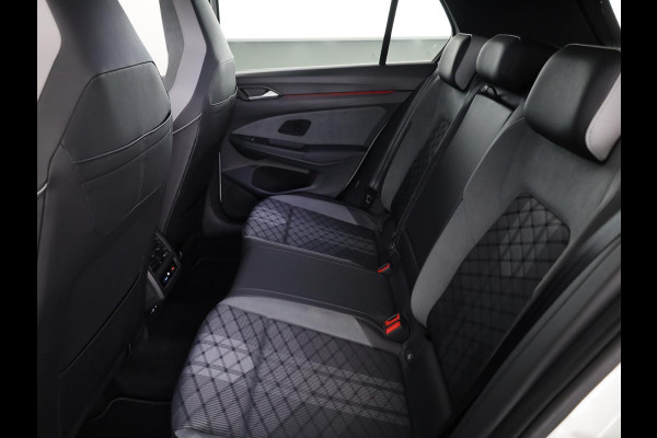 Volkswagen Golf 1.5 eTSI R-Line 150 pk Automaat (DSG) | Navigatie | Panoramadak | Parkeersensoren (Park assist) | Achteruitrijcamera | Stoelverwarming | R-Line |