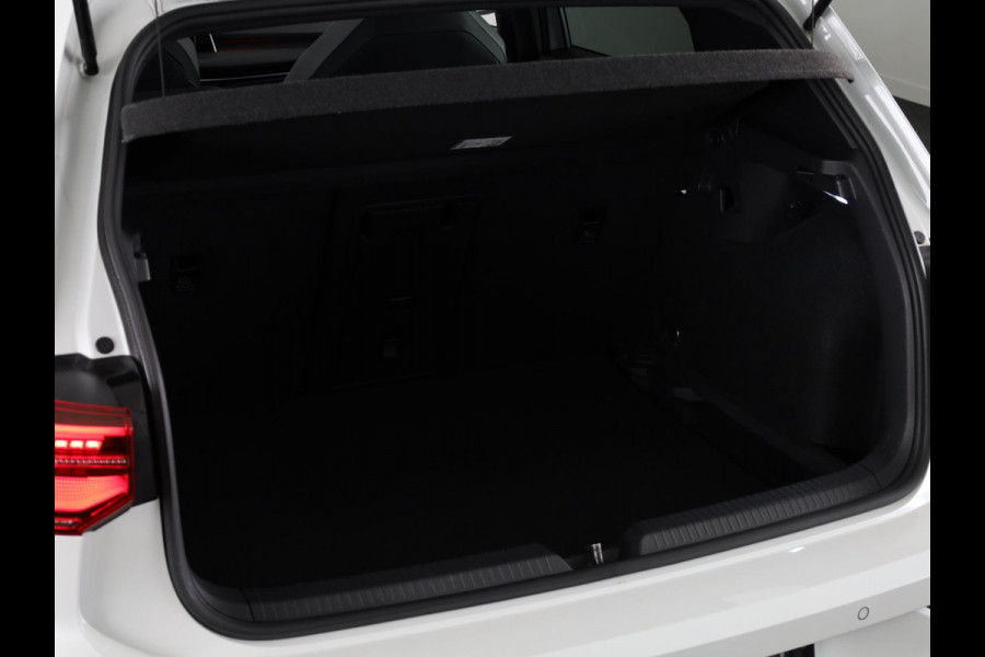 Volkswagen Golf 1.5 eTSI R-Line 150 pk Automaat (DSG) | Navigatie | Panoramadak | Parkeersensoren (Park assist) | Achteruitrijcamera | Stoelverwarming | R-Line |