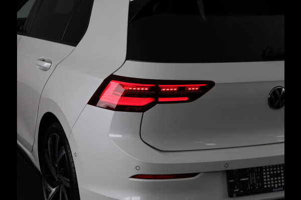 Volkswagen Golf 1.5 eTSI R-Line 150 pk Automaat (DSG) | Navigatie | Panoramadak | Parkeersensoren (Park assist) | Achteruitrijcamera | Stoelverwarming | R-Line |