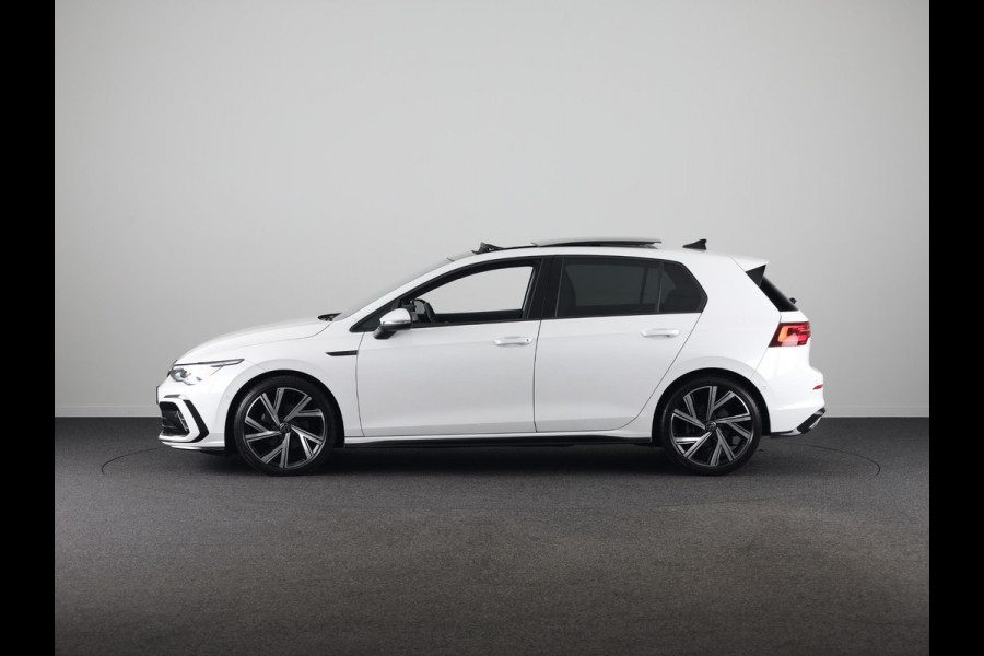 Volkswagen Golf 1.5 eTSI R-Line 150 pk Automaat (DSG) | Navigatie | Panoramadak | Parkeersensoren (Park assist) | Achteruitrijcamera | Stoelverwarming | R-Line |