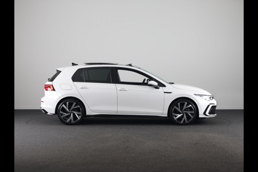 Volkswagen Golf 1.5 eTSI R-Line 150 pk Automaat (DSG) | Navigatie | Panoramadak | Parkeersensoren (Park assist) | Achteruitrijcamera | Stoelverwarming | R-Line |