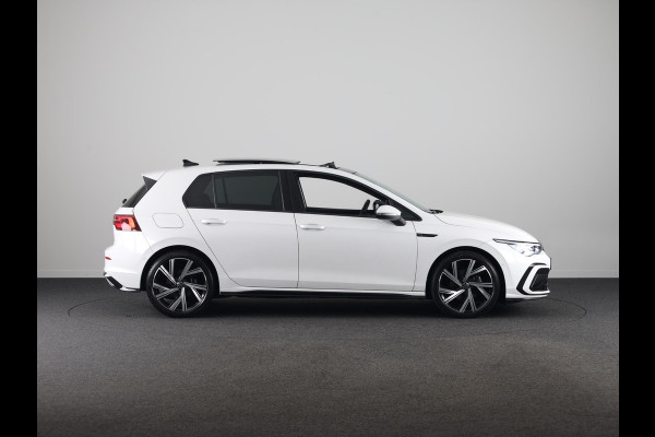 Volkswagen Golf 1.5 eTSI R-Line 150 pk Automaat (DSG) | Navigatie | Panoramadak | Parkeersensoren (Park assist) | Achteruitrijcamera | Stoelverwarming | R-Line |