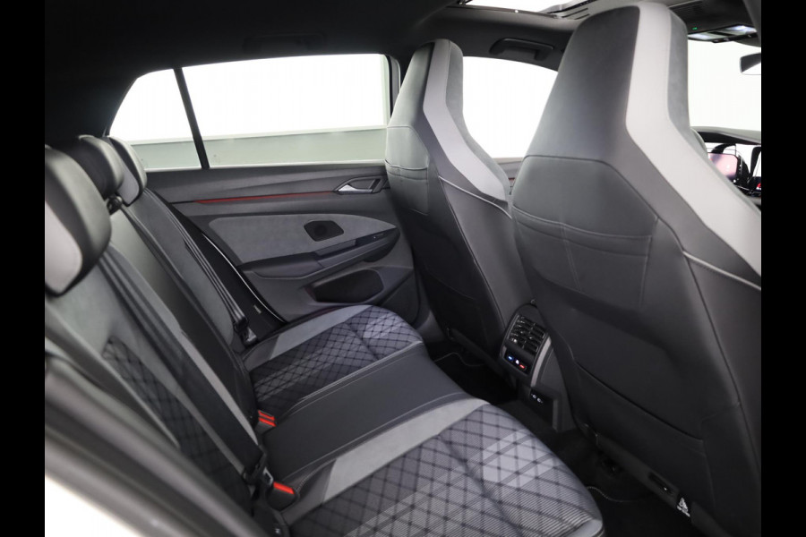 Volkswagen Golf 1.5 eTSI R-Line 150 pk Automaat (DSG) | Navigatie | Panoramadak | Parkeersensoren (Park assist) | Achteruitrijcamera | Stoelverwarming | R-Line |