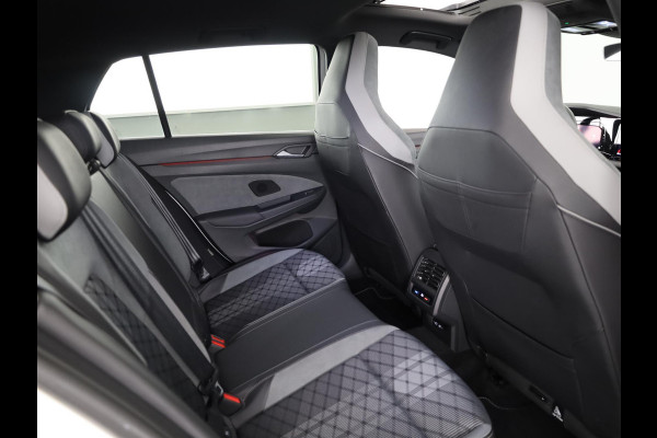 Volkswagen Golf 1.5 eTSI R-Line 150 pk Automaat (DSG) | Navigatie | Panoramadak | Parkeersensoren (Park assist) | Achteruitrijcamera | Stoelverwarming | R-Line |