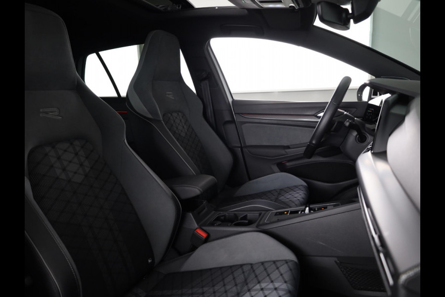 Volkswagen Golf 1.5 eTSI R-Line 150 pk Automaat (DSG) | Navigatie | Panoramadak | Parkeersensoren (Park assist) | Achteruitrijcamera | Stoelverwarming | R-Line |