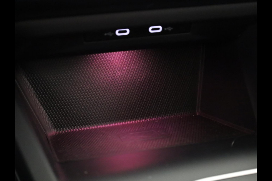 Volkswagen Golf 1.5 eTSI R-Line 150 pk Automaat (DSG) | Navigatie | Panoramadak | Parkeersensoren (Park assist) | Achteruitrijcamera | Stoelverwarming | R-Line |