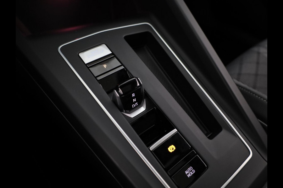 Volkswagen Golf 1.5 eTSI R-Line 150 pk Automaat (DSG) | Navigatie | Panoramadak | Parkeersensoren (Park assist) | Achteruitrijcamera | Stoelverwarming | R-Line |