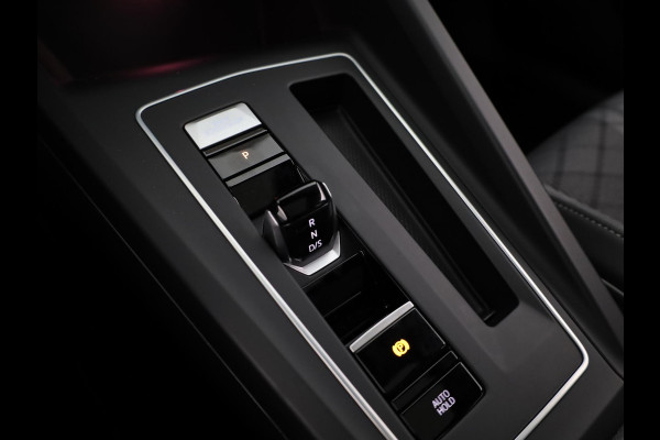 Volkswagen Golf 1.5 eTSI R-Line 150 pk Automaat (DSG) | Navigatie | Panoramadak | Parkeersensoren (Park assist) | Achteruitrijcamera | Stoelverwarming | R-Line |