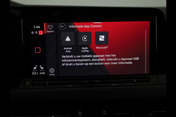 Volkswagen Golf 1.5 eTSI R-Line 150 pk Automaat (DSG) | Navigatie | Panoramadak | Parkeersensoren (Park assist) | Achteruitrijcamera | Stoelverwarming | R-Line |