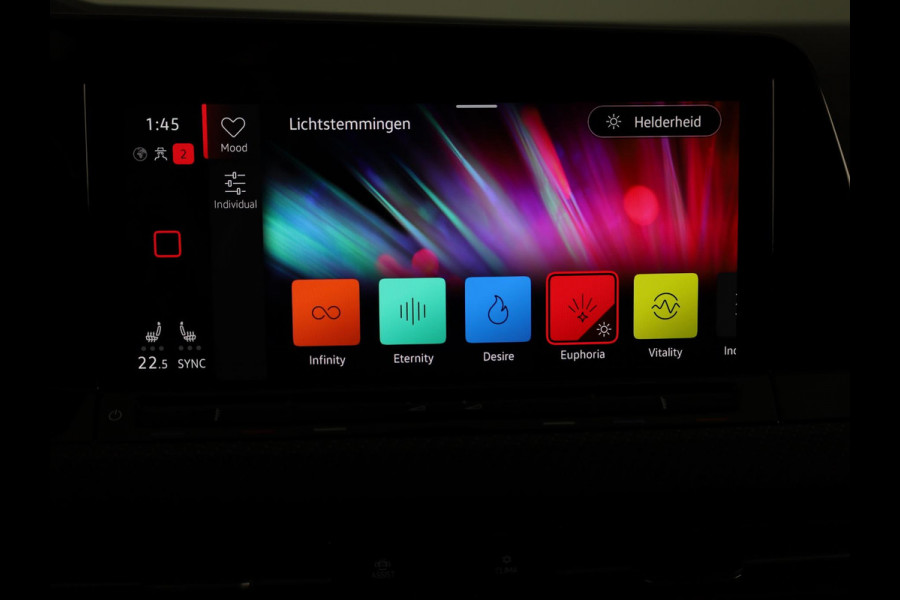 Volkswagen Golf 1.5 eTSI R-Line 150 pk Automaat (DSG) | Navigatie | Panoramadak | Parkeersensoren (Park assist) | Achteruitrijcamera | Stoelverwarming | R-Line |