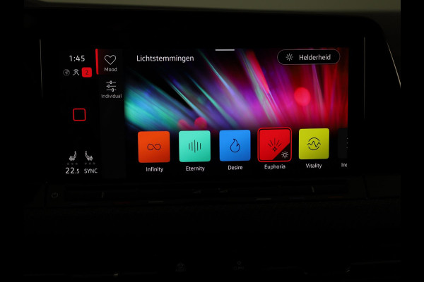 Volkswagen Golf 1.5 eTSI R-Line 150 pk Automaat (DSG) | Navigatie | Panoramadak | Parkeersensoren (Park assist) | Achteruitrijcamera | Stoelverwarming | R-Line |