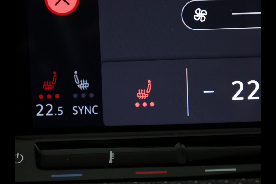 Volkswagen Golf 1.5 eTSI R-Line 150 pk Automaat (DSG) | Navigatie | Panoramadak | Parkeersensoren (Park assist) | Achteruitrijcamera | Stoelverwarming | R-Line |