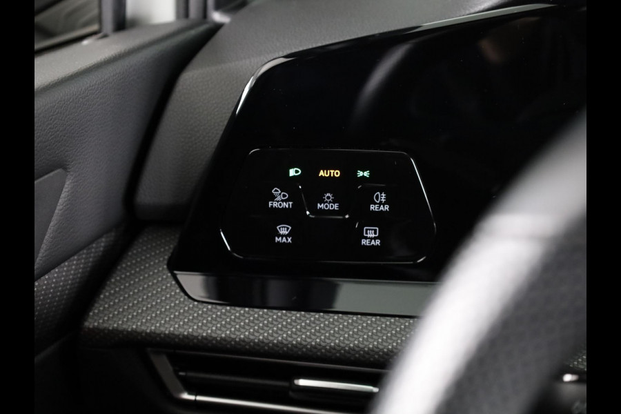 Volkswagen Golf 1.5 eTSI R-Line 150 pk Automaat (DSG) | Navigatie | Panoramadak | Parkeersensoren (Park assist) | Achteruitrijcamera | Stoelverwarming | R-Line |