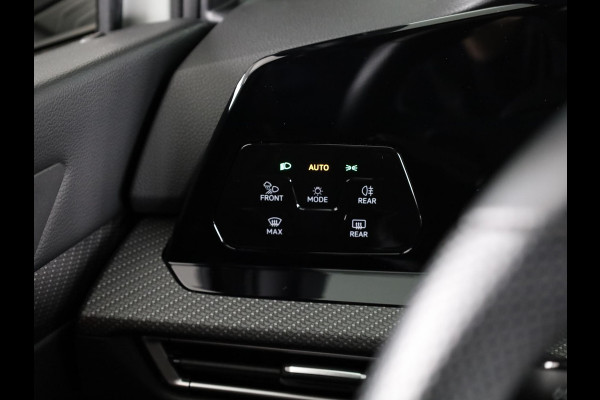 Volkswagen Golf 1.5 eTSI R-Line 150 pk Automaat (DSG) | Navigatie | Panoramadak | Parkeersensoren (Park assist) | Achteruitrijcamera | Stoelverwarming | R-Line |