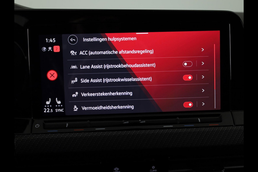 Volkswagen Golf 1.5 eTSI R-Line 150 pk Automaat (DSG) | Navigatie | Panoramadak | Parkeersensoren (Park assist) | Achteruitrijcamera | Stoelverwarming | R-Line |