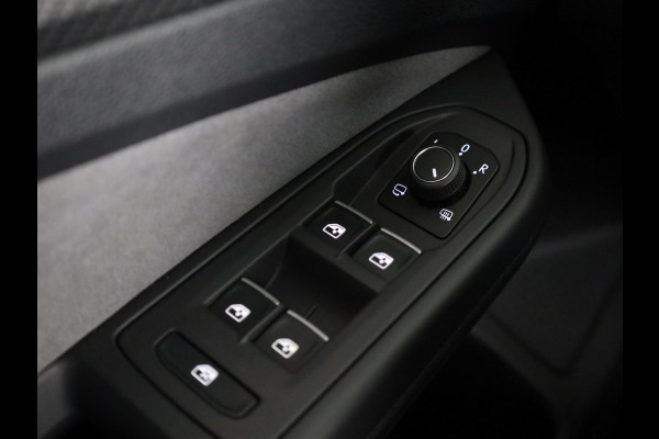 Volkswagen Golf 1.5 eTSI R-Line 150 pk Automaat (DSG) | Navigatie | Panoramadak | Parkeersensoren (Park assist) | Achteruitrijcamera | Stoelverwarming | R-Line |