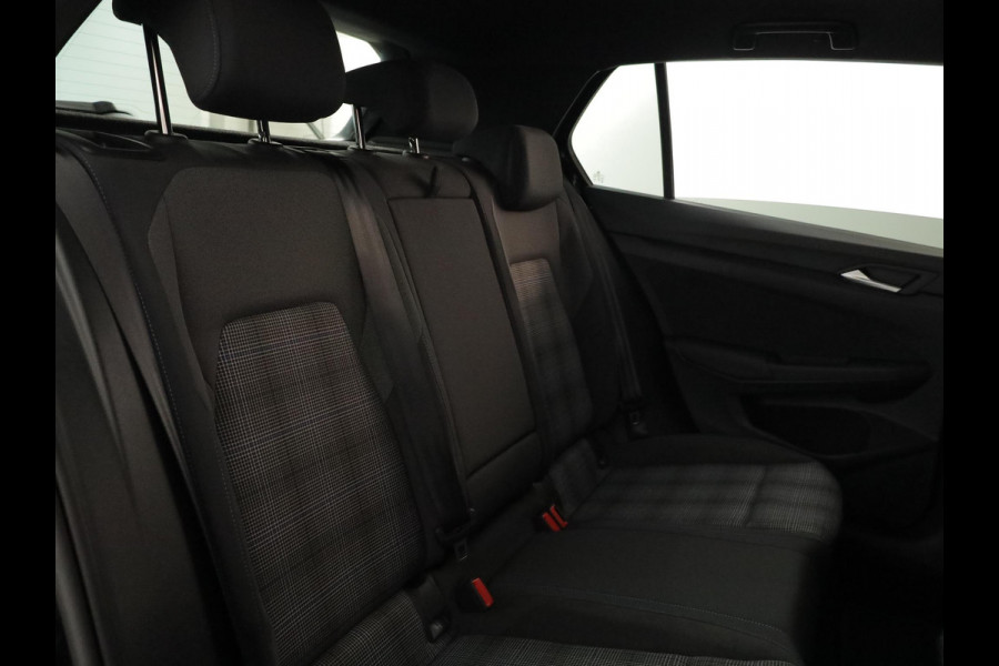 Volkswagen Golf 1.5 eHybrid GTE 272 PK DSG PHEV | Head up Display | Navigatie | Matrix koplampen | Parkeer camera |