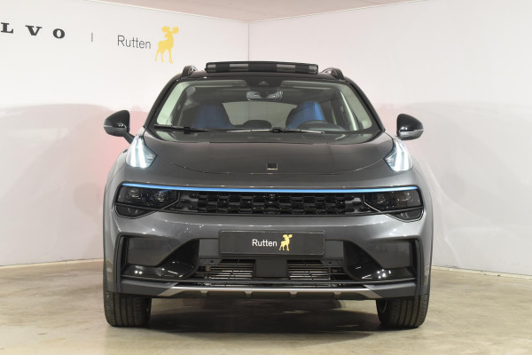 Lynk & Co 01 262PK Automaat / 360 Camera / Adaptieve cruise control / Glazen schuif-kanteldak / Elektrische stoelen met geheugenfunctie / Stoelverwarming / Elektrische achterklep / Climate control / Parkeersensoren V+A / 20"velgen / Keyless entry /
