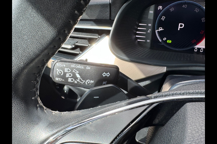 Škoda Kamiq 1.0 TSI Style * Glazen dak * Stoelverwarming * Camera * Climate controle *